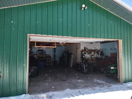 Secluded cabin in the woods-UTV, hunting, fishing, pet friendly