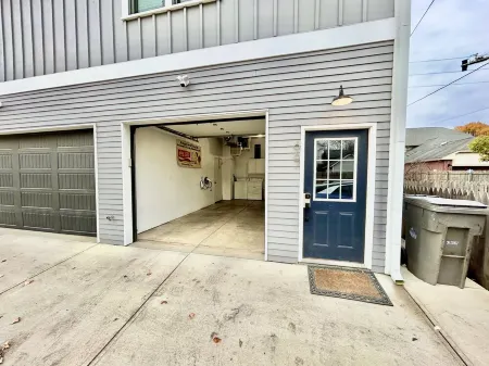 Steps from Mass Ave & Bottleworks + Garage parking