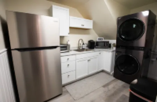 Totally Remodeled Cozy Apartment.  2.5 miles to Delaware Turf!