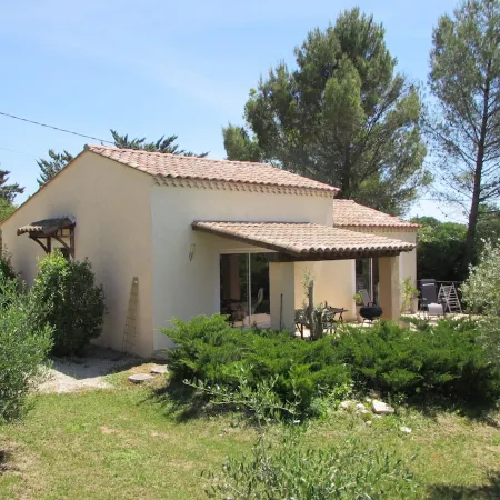 Barjac Villa Pastis - Self-catering cottage with swimming pool and view of the Cevennes mountains