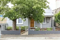 North Edge Cottage ~ Free Parking, City, Warm