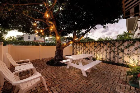 Cozy two bedroom with a private porch in Delray's Hottest Neighborhood Отели в г. Делрей-Бич
