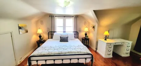 1 KING Bed 3 QUEEN Beds* Pet Friendly* Quiet