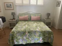 KONA DOWNTOWN DREAM OCEAN VIEW FREE PARKING NEW MEMORY FOAM MATTRESS ELEVATORS