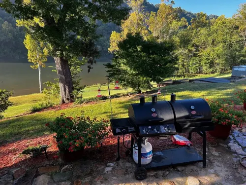 Right on the White River! Stunning views! Fish, hike, or just relax!