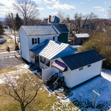 New studio conveniently located in town of Luray.