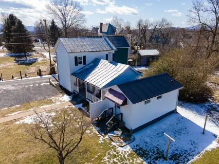 New studio conveniently located in town of Luray.