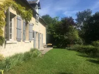 Pretty house in a pretty fortified village from the 13th century Hoteles en Coucy-le-Château-Auffrique