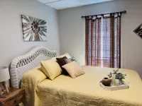 Stylish Cottage-4 min drive to the beach w/free coffee