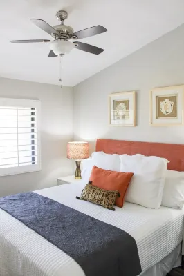 Modern & Chic One Bedroom Condo, centrally located 무어튼 보태니컬 가든 주변 호텔