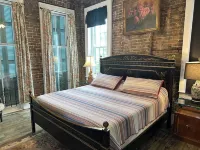 Heart of Downtown w Balcony by Dauphin St; walk to restaurants & shops SLEEPS 6! - Balcony