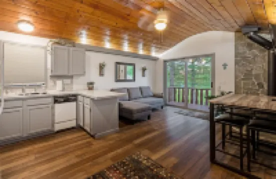 Cabin By The Lake centrally located, full kitchen, washer & dryer