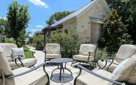 Stonebridge 2: 2 Blocks to Main, Shared Hot Tub