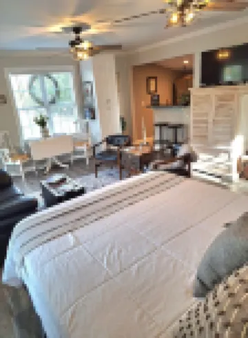 The Artist's Cottage is the ideal home away from home!