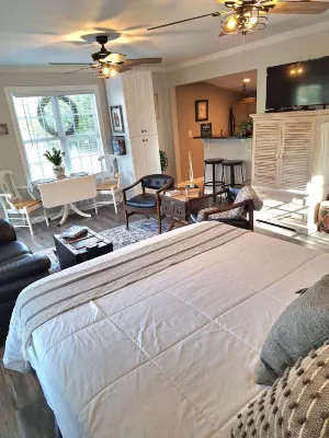 The Artist's Cottage is the ideal home away from home!