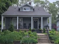 Charming! Remodeled 4-bedrm, 3 bath, less than 1 mile to Notre Dame. Super Clean