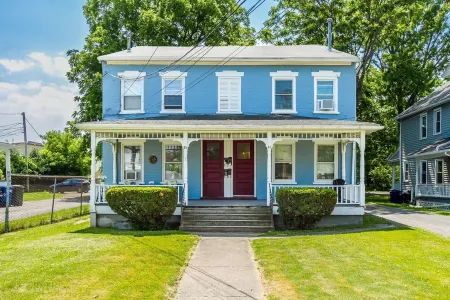 One bedroom apartment in downtown Canandaigua Отели в г. Канандейгуа