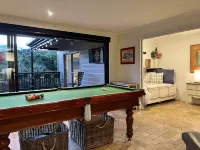 "Summer Salt Sunshine + Pets & HEATED POOL 150m to the beach! - Wifi