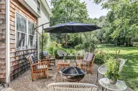 The White Colonial.  Minutes to Downtown Franklin. Hotels near Franklin on Foot