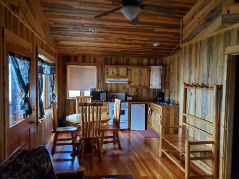 L Diamond E Guest Cabin #1 Rural luxury close to everything.