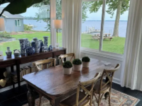 Charming 3-bedroom house in Deltaville with Stunning Views and Beautiful garden! โรงแรมในMiddlesex County