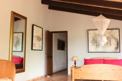 Wonderful traditional country house with large pool + WiFi in quiet surroundings Hotel in zona S'Arenal