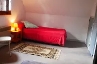 Small Auvergne house in mountain hamlet Các khách sạn ở Cantal