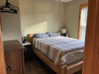 Cozy cabin in Detroit.  6 minute walk to Detroit Marina. Full kitchen amenities.
