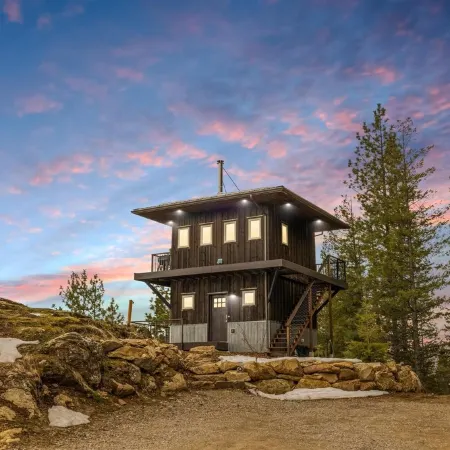 Escape to Serenity: Lookout Tower with Hot Tub, near Schweitzer and Pet-Friendly