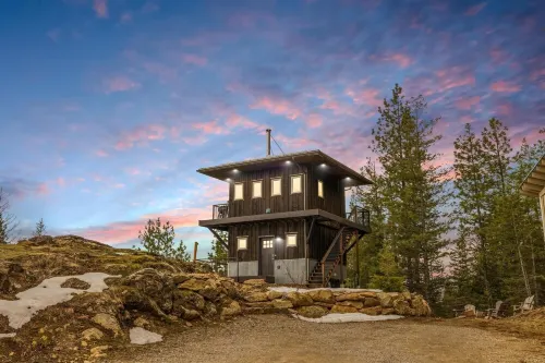 Escape to Serenity: Lookout Tower with Hot Tub, near Schweitzer and Pet-Friendly