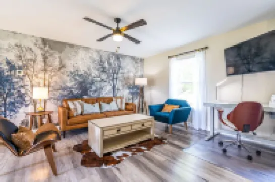 NEW! Fully stocked luxury home 5 min to I-65/I-72.