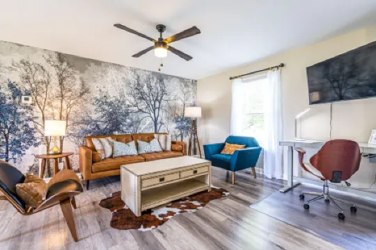 NEW! Fully stocked luxury home 5 min to I-65/I-72.