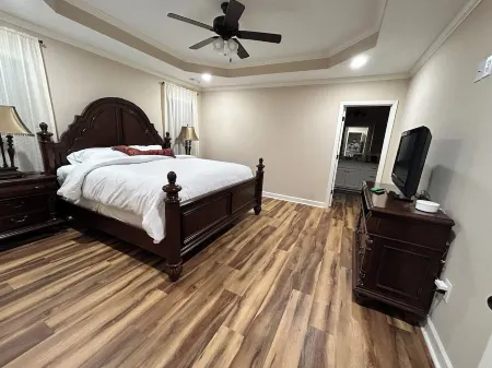 Charming 4-bedroom farm house retreat where luxury meets nature in Smithfield. Отели в г. Бун Хилл