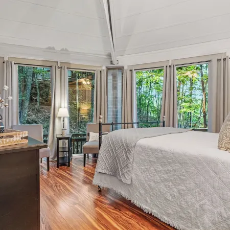Treetop Getaway with AMAZING lake views!