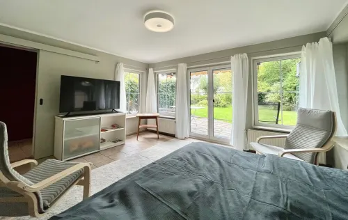 Apartment with a view of the garden. 5 minutes to the lake and the S-Bahn