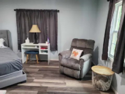 Newly transformed farm cottage off the beaten path! 賽歐託縣酒店