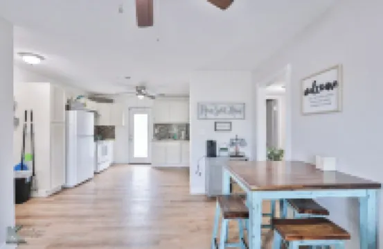 Near Hsu, Acu & Hendrick ~ Clean ~ Charming Cottage  ~ New Discounts ~ Pets