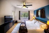 Midcentury Modern Bungalow Bethel Woods/White Lake Hotels in White Lake