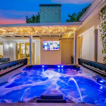 Hot Tub, Putting Green, Game Room!
