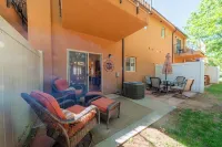 Well appointed condo close to trails with pool and hot tub. Enjoy the views