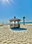 Summer Beach Vacay! 3bed & 3bath - Walk to beach, pool, golf, casinos, gated!