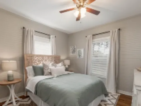 Park Street Dream in Downtown Northport, 2.5 Miles from U of A Stadium Hotels in Northport