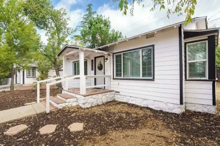 Two Bedroom cottage sleeps 6 & just 7 min from Viejas Casino