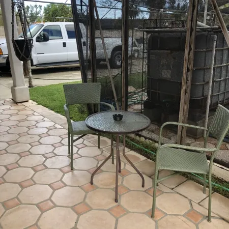 Private studio less than a mile from the beach, with Full Kitchen and Bathroom