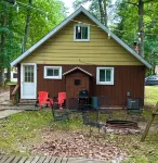 Only a short walk to the lake! Or a Short ride to the trails! Hotel a Richfield Township