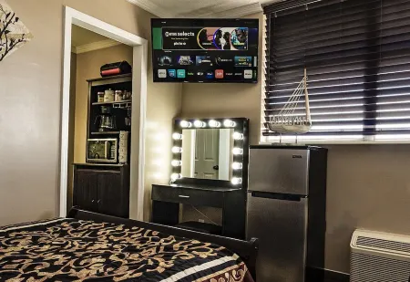 OCEAN FRONT JUST RENOVATED CLEAN PRIVATE CONDO POOLS ARE OPEN. Отели рядом с достопримечательностью «Loggerhead Marina»