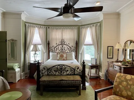 In the Heart of Apalachicola~Walk Everywhere!~Pet Friendly Studio Apartment Отели рядом с достопримечательностью «Парк Сифуд Ландинг»