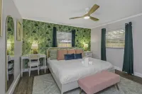 Fun! 4 Bedroom, 7 Beds - Pool Playground Game Room Putting Green in Clearwater!