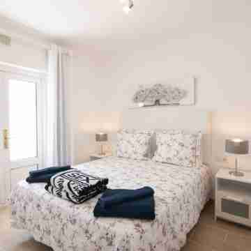 Newly renovated penthouse in a complex with pool on the seafront Rooms