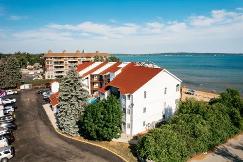 ★BEACHFRONT★Pool+Hot Tub★11 min to downtown